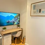 Impeccable 2-Bed Apartment In Central London
